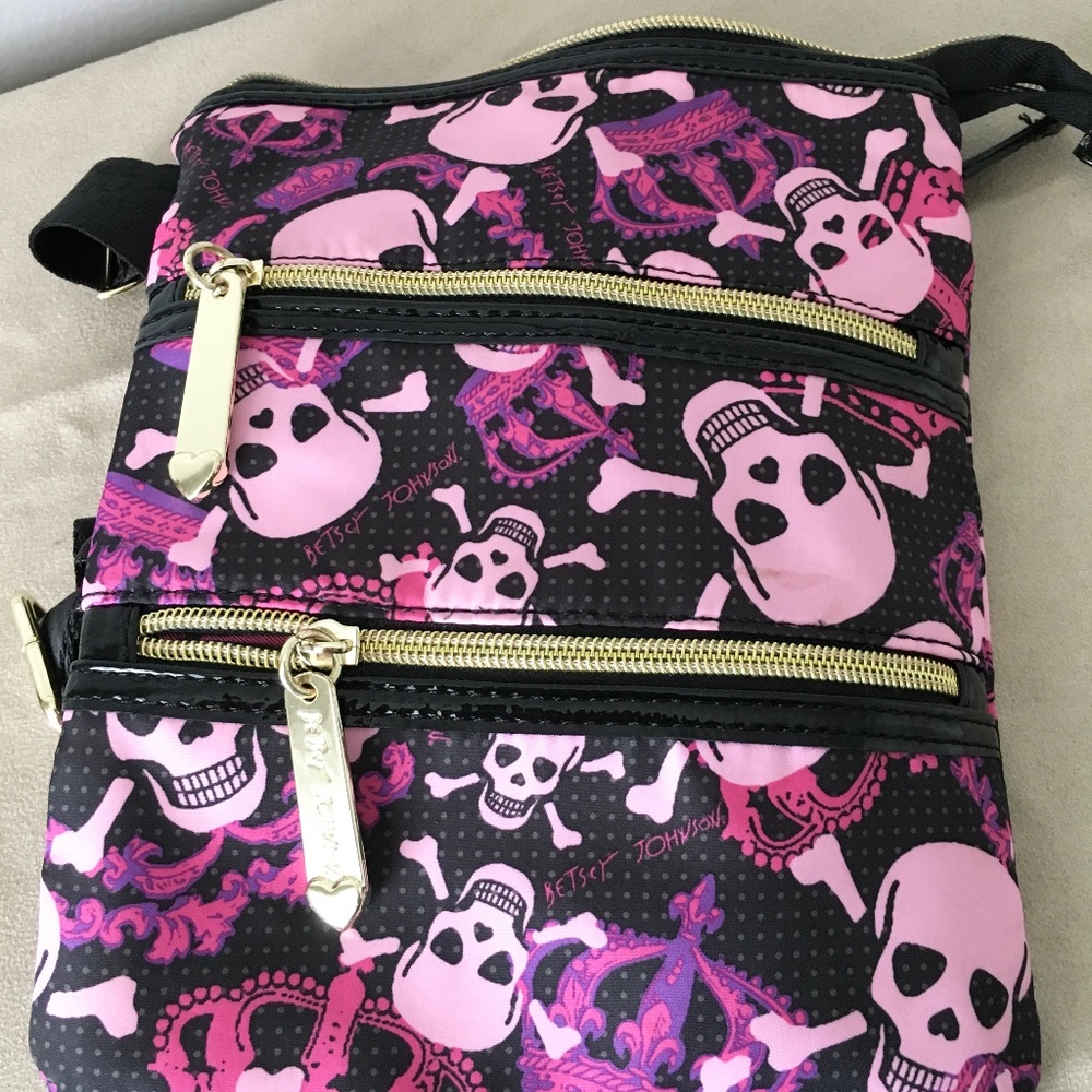 Betsey Johnson Skull crossbody purse